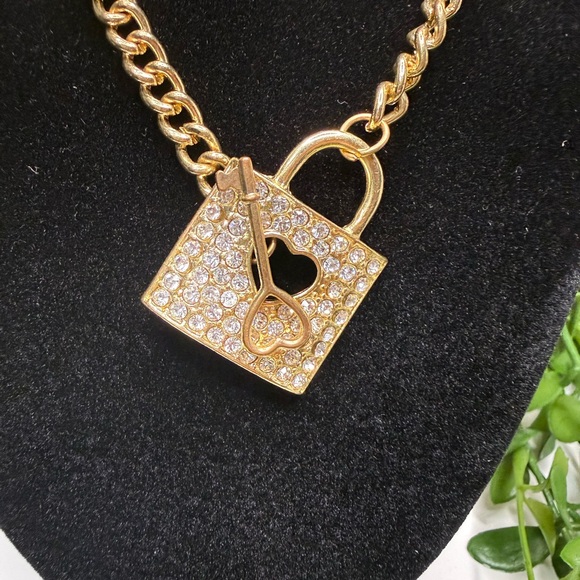 Taramanda Chain Necklace with Padlock Pendant and earrings - Picture 2 of 4